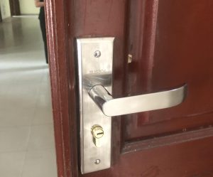 Thay / lắp khoá cửa tay gạt